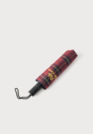 Paraguas compacto plegado con funda de cuadros en rojo y negro y mango negro con correa para la muñeca sobre fondo blanco.