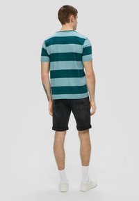 QS BERMUDA JOHN REGULAR FIT MID RISE STRAIGHT LEG - Jeansshort - dunkelgrau