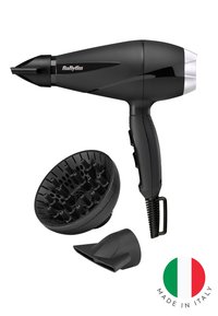 Musta BaByliss-hiustenkuivain, jossa diffuusori- ja suutinlisäkkeet, suunniteltu hiusten muotoiluun ja kuivaamiseen, jossa "Made in Italy" -merkintä.