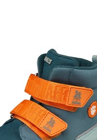 Stivale in tessuto grigio con due cinturini in Velcro arancioni, un'etichetta con logo e un piccolo dettaglio a coniglio in rilievo sul cinturino. Adatto per l'uso all'aperto.