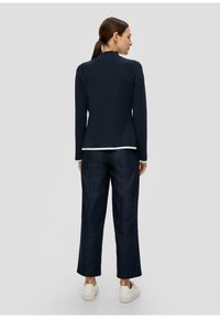s.Oliver BLACK LABEL MIT STEHKRAGEN - Strickpullover - navy