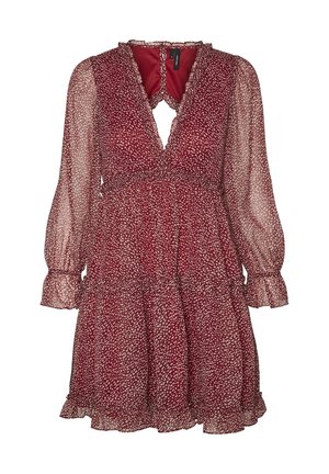 Robe rouge à pois blancs abstraits, manches longues transparentes bouffantes, col en V, ourlet volanté et taille froncée.