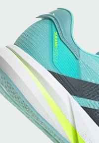 Chaussure de sport aqua et grise avec un dessus texturé, dotée d'une semelle superposée blanche, jaune et bleue. "Duramo Speed 2" imprimé en jaune vif.