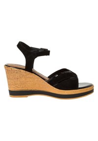 Sandalias de cuña negras con base de corcho, que cuentan con un upper de gamuza y acentos de charol, tira de tobillo ajustable y una puntera mate suave.