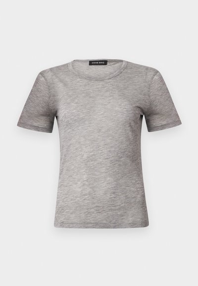 Majica kratkih rukava, svijetlo sive boje s meliranim uzorkom i okruglim vratom, s crnom etiketom unutar ovratnika na kojoj piše "ANINE BING."