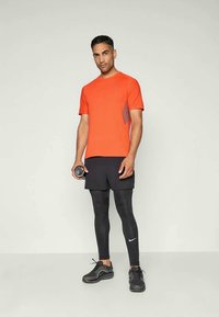 Nike Performance SOLAR CHASE - Spordi T-särk - picante red/black