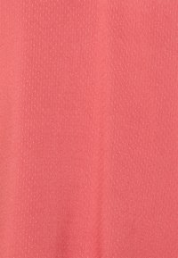 Tecido coral com um padrão texturizado de pequenos pontos. Material leve e respirável, superfície lisa com um leve brilho.