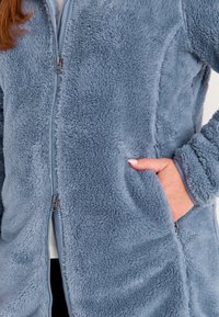 Fleecejacke in Hellblau mit weichem, strukturiertem Finish; verfügt über einen durchgehenden Reißverschluss und zwei Seitentaschen zur Aufbewahrung.