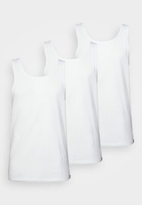 Trois débardeurs blancs en coton doux. Ils présentent des bretelles larges, des encolures rondes et un design uni sans motifs ni accents.