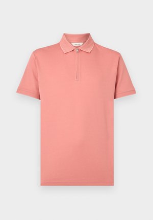 Polo de manga corta color rosa coral con cuello y puños texturizados, y cierre de media cremallera en el centro frontal.