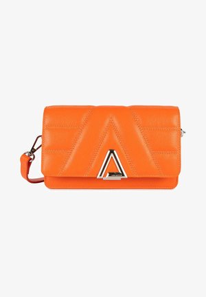 Sac à main en cuir orange avec un motif matelassé, un matériel en triangle argenté, une bandoulière ajustable et une fermeture à rabat. Forme rectangulaire compacte.