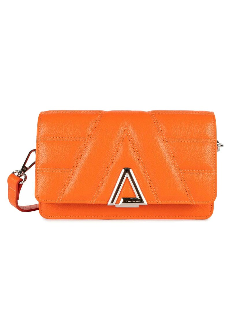 Borsa a mano in pelle arancione con motivo trapuntato, hardware a triangolo argentato, tracolla regolabile e chiusura a patta. Forma rettangolare compatta.