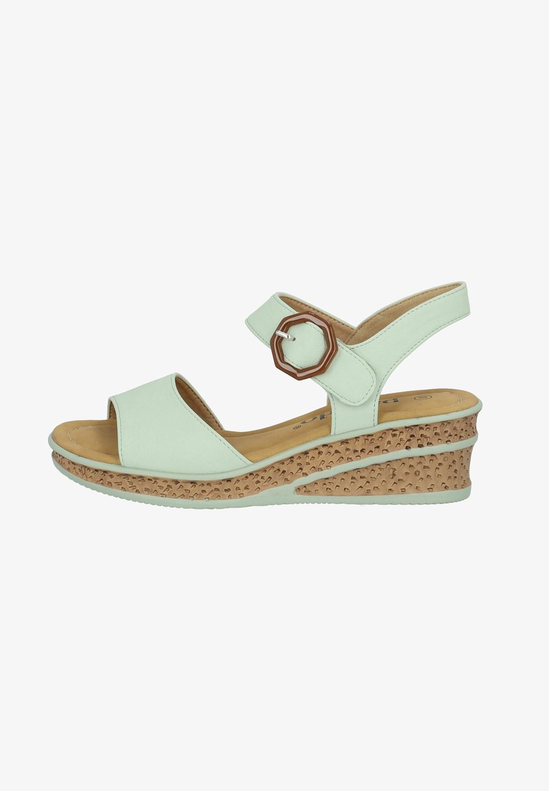 Grüne Leder-Wedge-Sandale mit zwei vorderen Riemen, einem hinteren Riemen und einer braunen achteckigen Schnallenverzierung an der Seite. Strukturierte Korksohle.