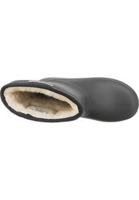 Botte en caoutchouc noire avec une doublure en polaire beige douce et un bord en textile noir au niveau de l'ouverture, dotée d'un bout rond et d'une surface lisse.