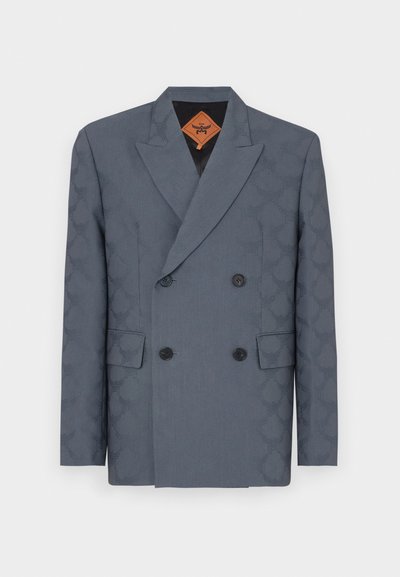 Dwurzędowa marynarka w ciemnoszarym materiale, z subtelnym wzorem, klapami w stylu notcha, dwoma przednimi kieszeniami i czarnymi guzikami.
