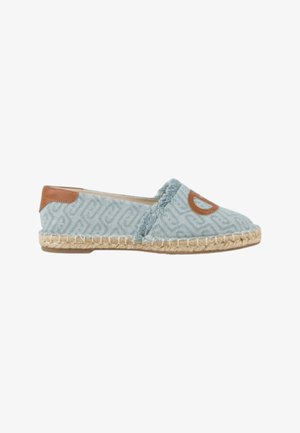 Espadrille bleu clair à enfiler avec semelle en jute tressé, motif géométrique, bord effiloché et accents en cuir marron sur le talon et le dessus.