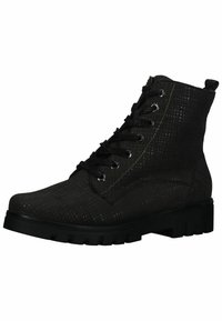 Bottines noires en matériau texturé ; dotées d'un bout rond, d'un laçage à l'avant, d'œillets en argent et d'une semelle épaisse en caoutchouc noir avec un grip.