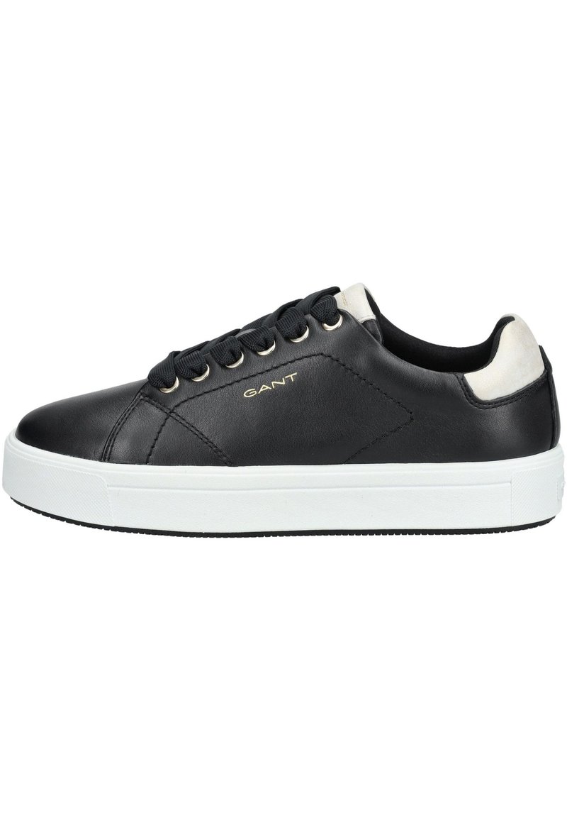 Czarne skórzane sneakersy z białą gumową podeszwą, z sześcioma dziurkami, złotym logo i kontrastującym, teksturowanym uchwytem na pięcie.