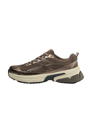 Bruine sportieve schoen met een bovenwerk van mesh, metallic accenten, dikke witte tussenzool en een gestructureerde zwarte zool. Voorzien van veters en een trekband.
