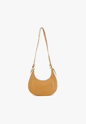 Sac à main hobo en jaune moutarde brillant avec une forme courbée, une seule bandoulière et des détails en métal doré. Texture lisse et design minimaliste.