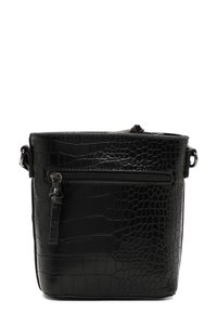 Svart faux krokodilleder bucket bag med en zip-försedd frontficka, justerbar rem och slät, glänsande yta. Kompakt och strukturerad design.