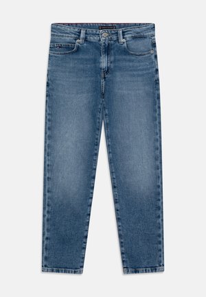Jean en denim bleu à jambe droite avec fermeture avant par bouton et fermeture éclair, passants pour ceinture, et design à cinq poches.