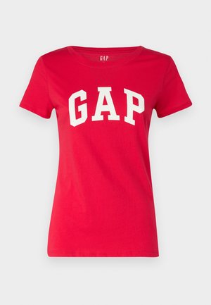 Rød bomulds T-shirt med rund hals og korte ærmer, med ordet "GAP" printet i fede hvide bogstaver tværs over brystet.