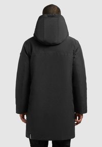Czarna parka z dużym kapturem, długimi rękawami i prostym krojem. Charakteryzuje się gładką, matową teksturą i minimalistycznym designem.