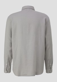 Lichtgrijs overhemd met lange mouwen, knoopsluitingen bij de manchetten, zachte textuur, eenvoudig ontwerp, minimale stikdetails, afgeronde zoom, klassieke kraag.