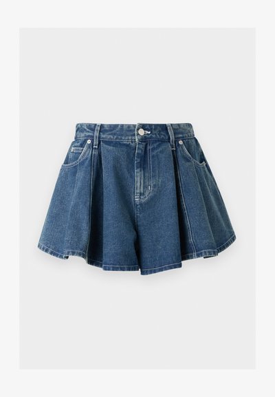 Τζιν μπλε φούστα με πιέτες που μοιάζουν με σορτς, διαθέτει θηλιές για ζώνη, μπροστινό κουμπί, φερμουάρ και τσέπες μπροστά και πίσω.