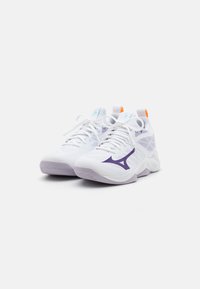 Pantofi sport albi cu accente purpurii, parte superioară din plasă texturată, guler căptușit și logo reflectorizant. Prezintă șireturi și o talpa din cauciuc.