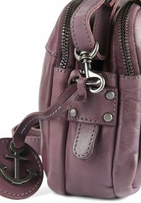 Borsa a tracolla in pelle viola con doppie cerniere, componenti in argento e un ciondolo a forma di ancora. Presenta una finitura testurizzata e cuciture dettagliate.