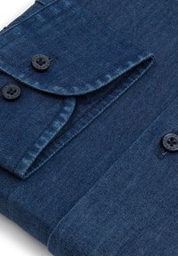 Granatowa koszula dżinsowa z zagiętym kołnierzykiem, dwoma zapięciami na guziki i gładką teksturą z subtelnymi detalami szwów.