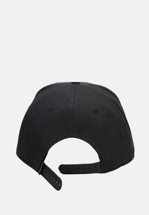 Gorra de béisbol negra con visera curva, hecha de algodón. Presenta un cierre ajustable y ojales de ventilación para mejorar el flujo de aire. Textura suave.