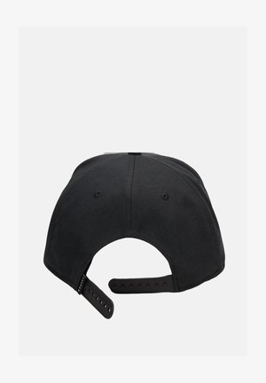 Gorra de béisbol negra con visera curva, hecha de algodón. Presenta un cierre ajustable y ojales de ventilación para mejorar el flujo de aire. Textura suave.