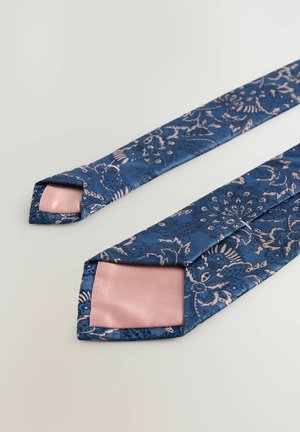 Corbata azul marino con patrón floral en rosa claro y hilos metálicos. Textura suave, puntas puntiagudas y acento interior de satén rosa.