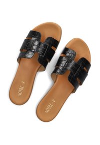 Zwarte faux-krokodillen slidesandalen met drie brede banden, tan voetbed en het ingedrukte merk "NOTRE-V" op de binnenzool.