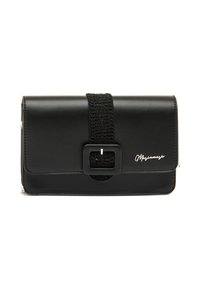 Cartera de cuero negro con una correa decorativa negra y hebilla, con bordes cosidos y un pequeño logo plateado en la solapa frontal.