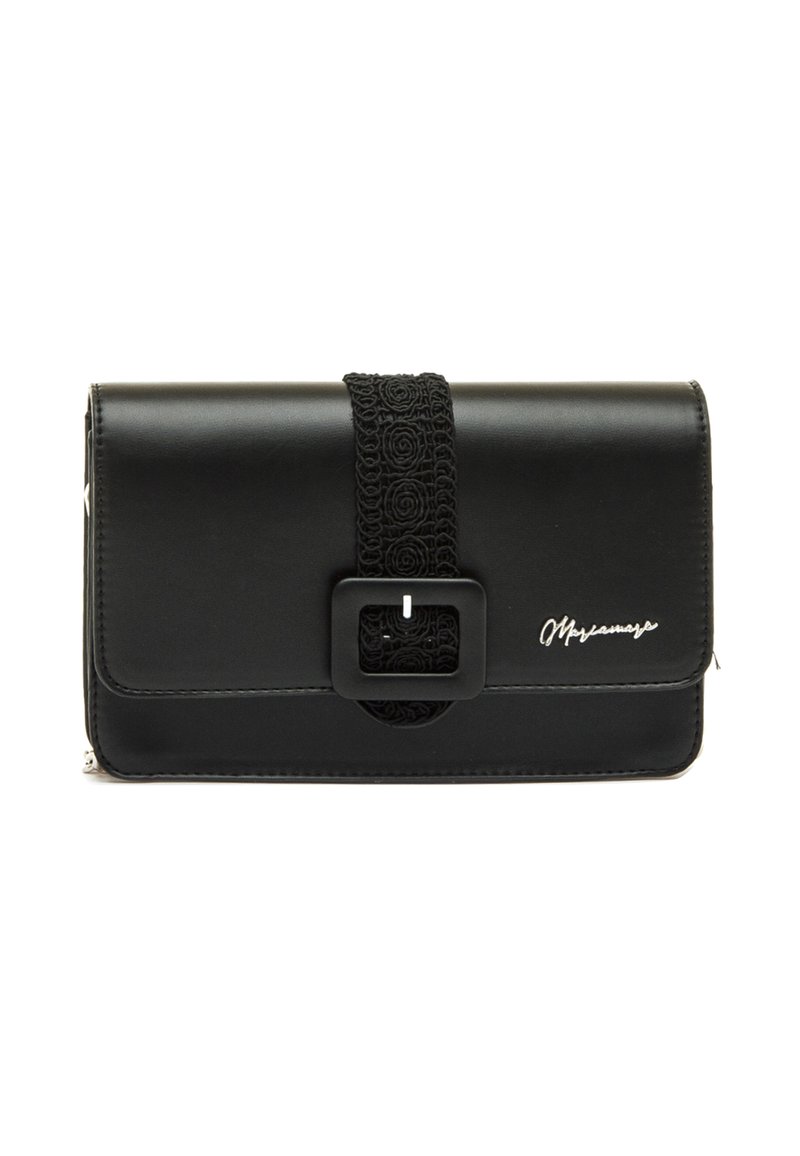 Cartera de cuero negro con una correa decorativa negra y hebilla, con bordes cosidos y un pequeño logo plateado en la solapa frontal.