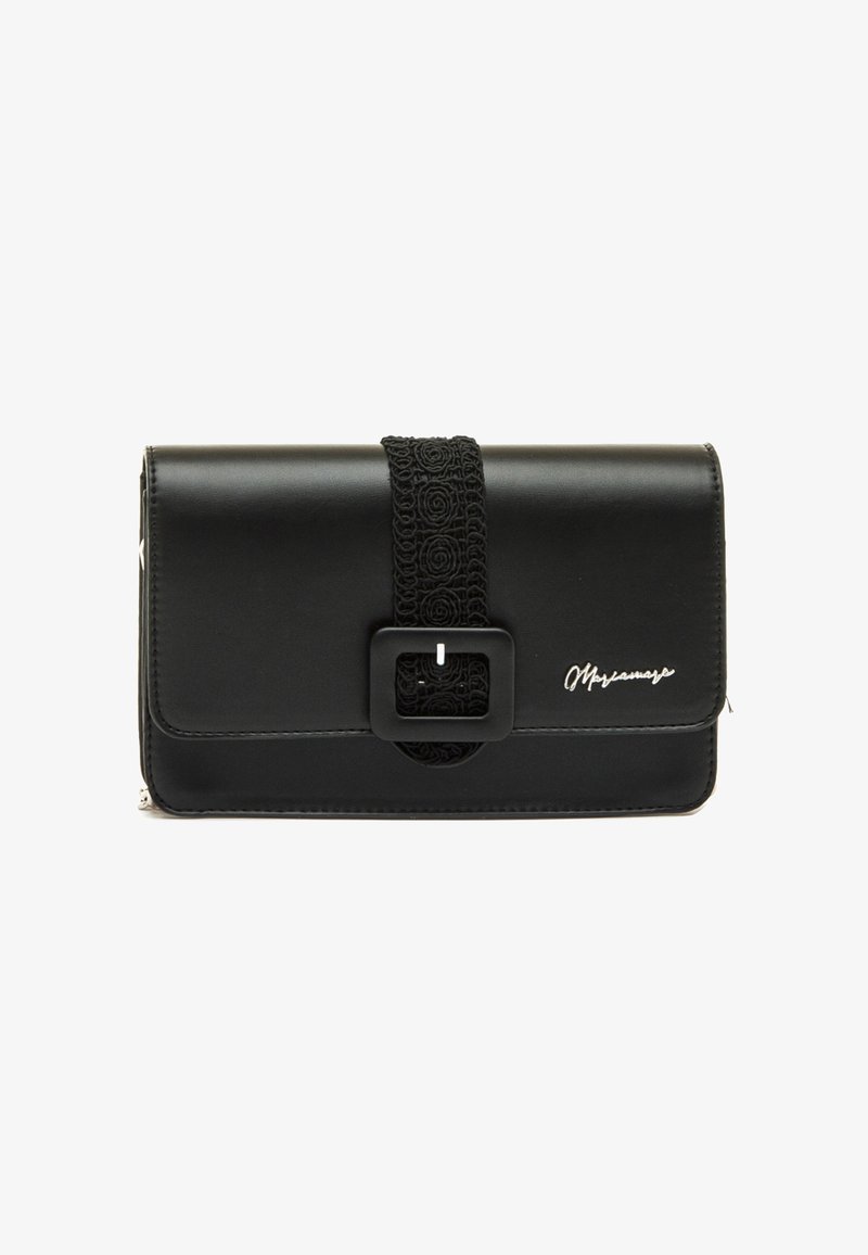 Cartera de cuero negro con una correa decorativa negra y hebilla, con bordes cosidos y un pequeño logo plateado en la solapa frontal.