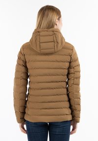 Brun pufferjakke med quiltet mønster, justerbar hætte og tætsiddende silhuet. Materialet ser blødt og isoleret ud for varme.