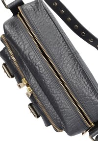 Grijze leren tas met textuur, goudkleurige ritsen en hardware. Beschikt over een afneembare schouderriem en dubbele compartimenten voor georganiseerde opbergruimte.