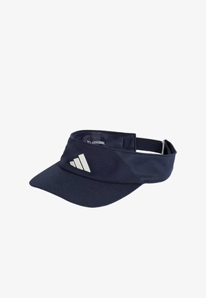 Marineblauwe sportvizier gemaakt van ademend materiaal, met een gebogen klep en een reflecterend wit logo aan de voorkant. Verstelbare band aan de achterkant.