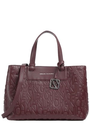 Bolso de mano estructurado en color burdeos con logotipo de marca en relieve, asas superiores, correa de hombro desmontable, cuero sintético texturizado y acento de logo metálico.