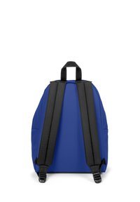 Modrý batoh zobrazený z zadní strany s dvěma černými polstrovanými ramenními popruhy a černým madlem na bílém pozadí.