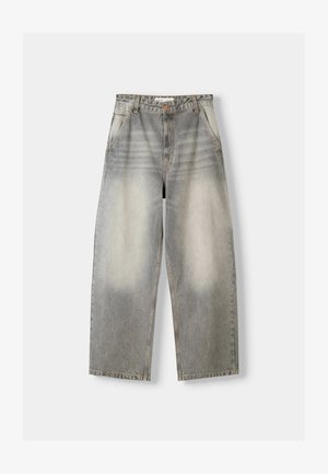 Jeans en denim gris clair à jambe large avec un délavage, comportant cinq poches, un bouton à l'avant et des coutures le long des coutures.