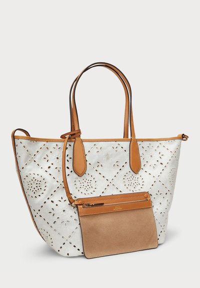 Grande borsa tote bianca con design floreale perforato, dettagli in pelle beige e manici doppi. Include un elegante astuccio zip in pelle beige staccabile.