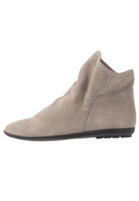 Stivale alla caviglia in suede grigio con punta arrotondata, cuciture minime e suola in gomma piatta. Texture morbida e design essenziale.