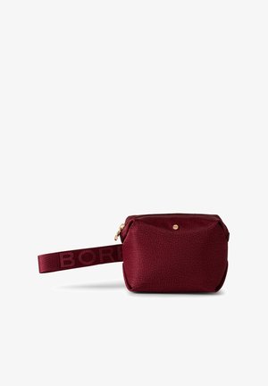 Pochette rouge texturée avec des accents dorés et une sangle sur le côté arborant le mot "BORD." Forme rectangulaire et fermeture zippée sur le dessus.