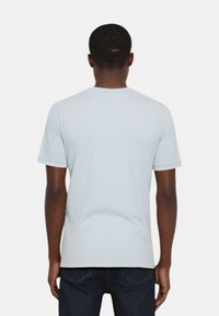 T-shirt azzurro chiaro a maniche corte realizzato in tessuto morbido, con colletto girocollo e un sottile dettaglio del logo sul retro del colletto.